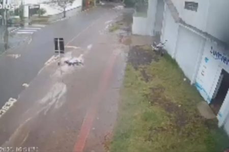 Mulher é arrastada pela chuva em Maringá (PR) - Metrópoles