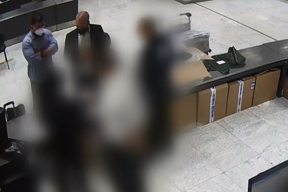 Imagem colorida mostra ex-ministro Bento Albuquerque que conversa com auditores da Receita sobre joias - Metrópoles