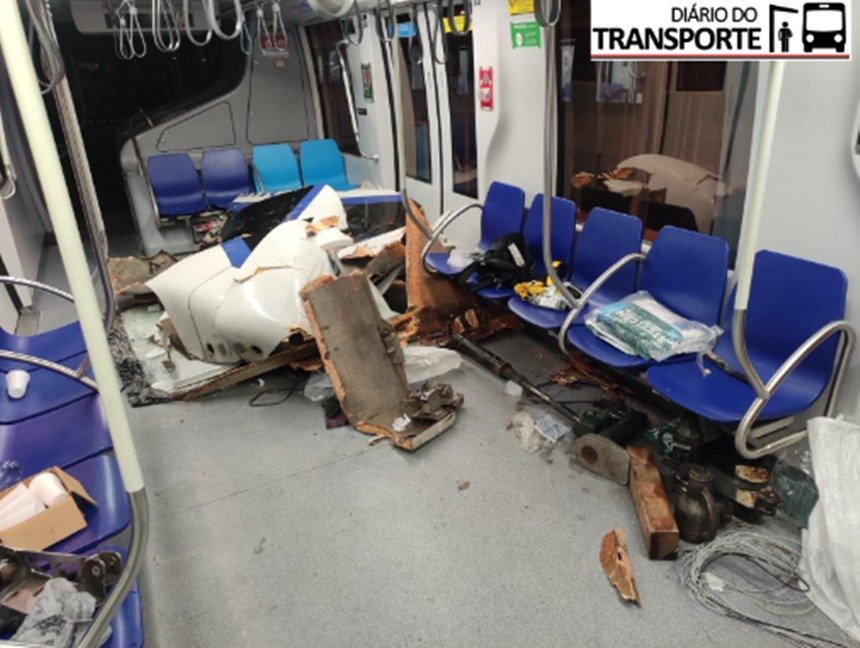 Imagem colorida mostra interior do trem do Metrô após colisão frontal