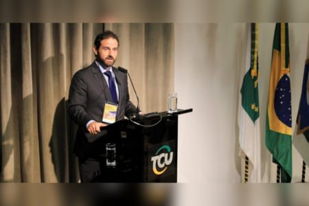 homem de terno em bancada