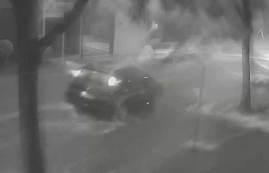Vídeos mostram momento em que carro de idosa é arrastado por enchente