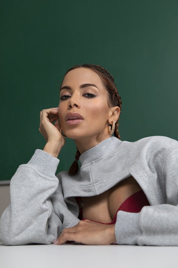 Anitta em imagens de divulgação de Elite