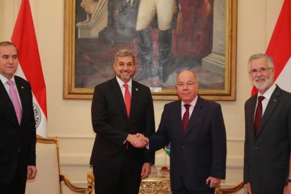 O chanceler Mauro Vieira cumprimenta o presidente do Paraguai, Mario Abdo Benítez, em reunião em Assunção
