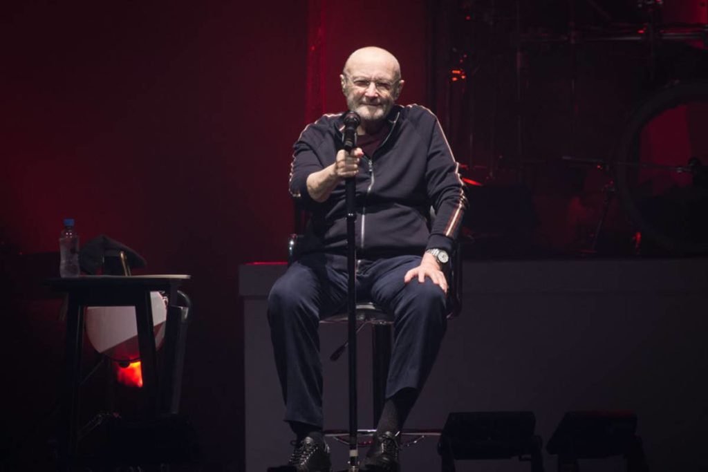 Com problemas de saúde, Phil Collins se despede dos palcos