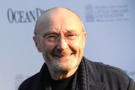 Phil Collins sorrindo - metrópoles