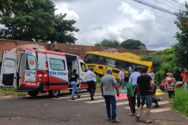 Acidente envolvendo um trem e um ônibus escolar deixa dois mortos - Metrópoles