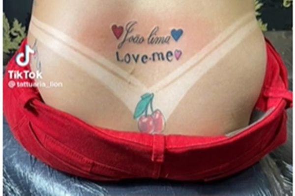 Imagem mostra tatuagem de mulher que se arrependeu três dias apís tatuar nome do namorado - Metrópoles