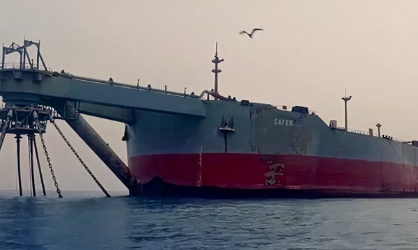 Foto colorida do FSO Safer, navio-tanque com mais de um milhão de barris de petróleo, que pode causar um desastre ambiental - Metrópoles