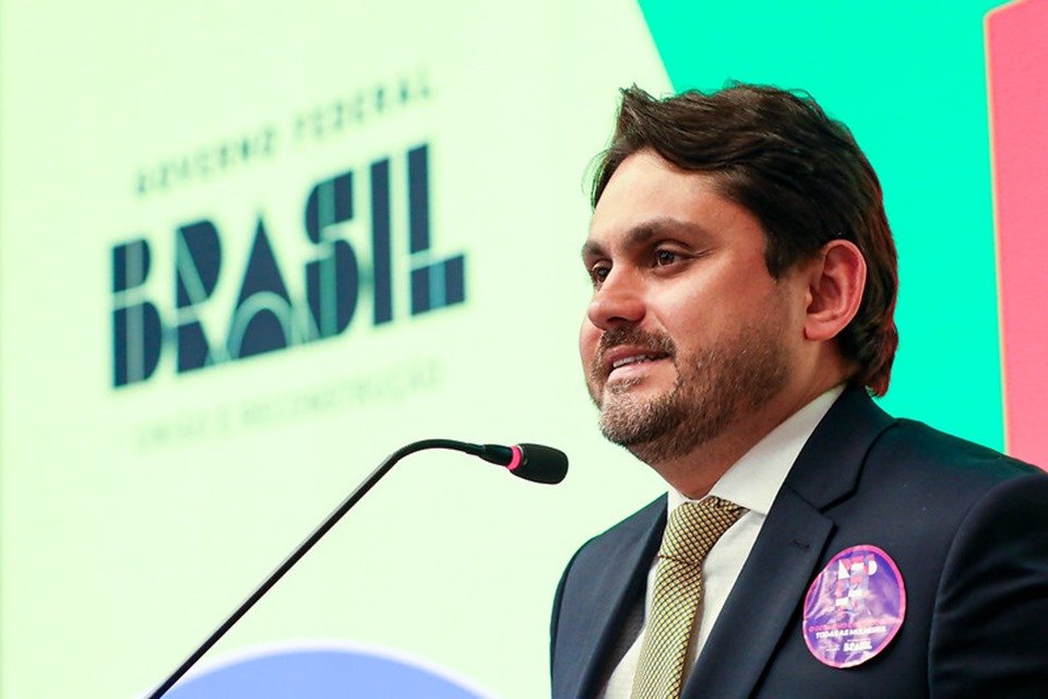 Farra das viagens: ministro de Lula embolsou dinheiro público com
