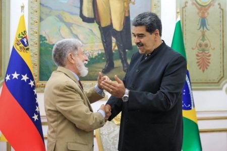 Foto colorida do assessor especial da Presidência, Celso Amorim, se encontra com o presidente da Venezuela, Nicolás Maduro - Metrópoles