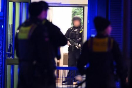 Imagem mostra policias que atuam em caso de ataque a tiros em igreja da alemanha - Metrópoles