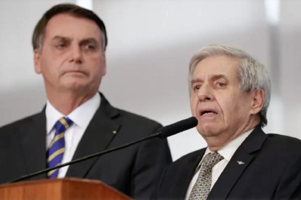 Em imagem colorida, Jair Bolsonaro e o general Augusto Heleno Ribeiro