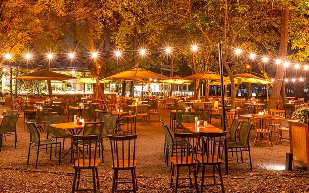 Área externa do restaurante Capim Santo, em SP