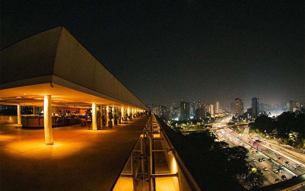 Foto noturna da área externa do restaurante Vista, em SP