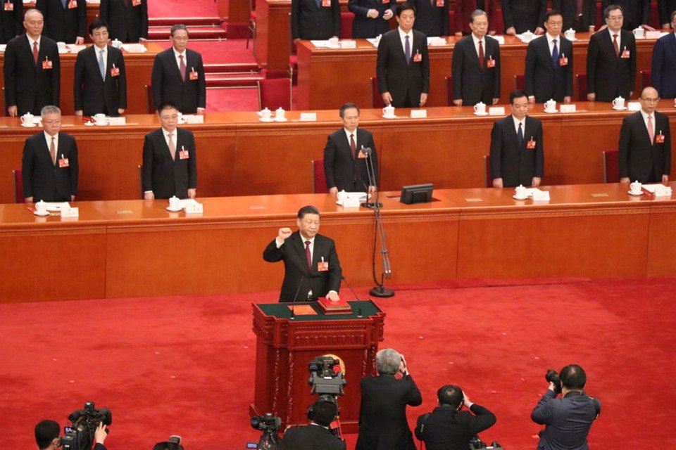 Imagem colorida mostra Xi Jinping discursando após ser eleito pela terceira vez como presidente da China - Metrópoles