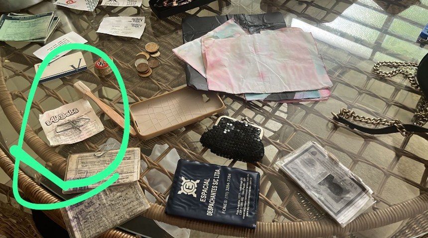 Imagem colorida de itens que estavam na bolsa de idosa que morreu em enchente em São Paulo