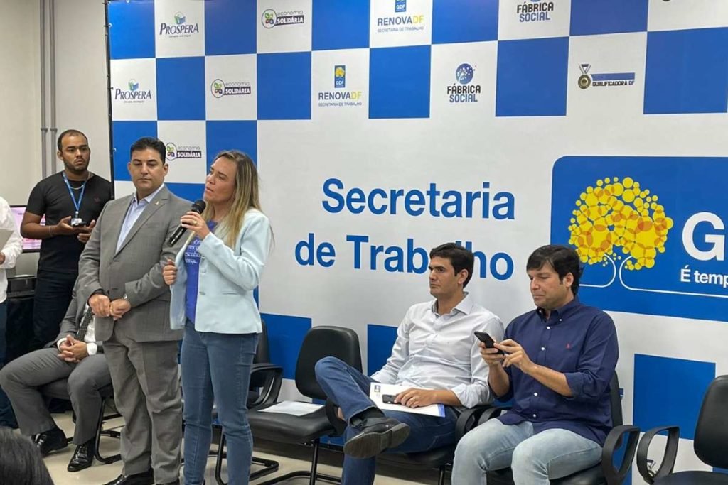 Celina Leão entrega 30 certificados do Pró-DF para empresários