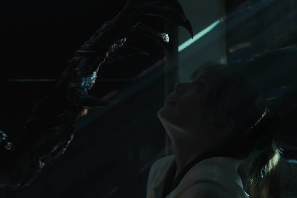 cena de stranger things com menina loira encontrando monstro - metrópoles