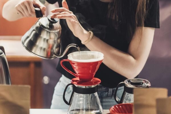 Na foto, uma mulher fazendo um café - Metrópoles