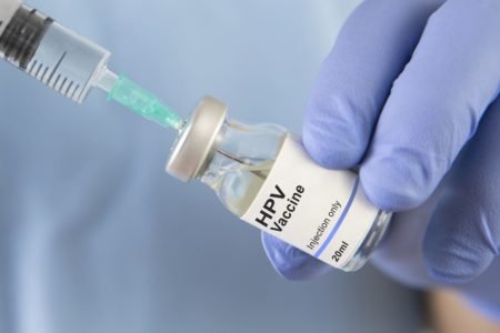 Imagem colorida de vacina HPV - Metrópoles