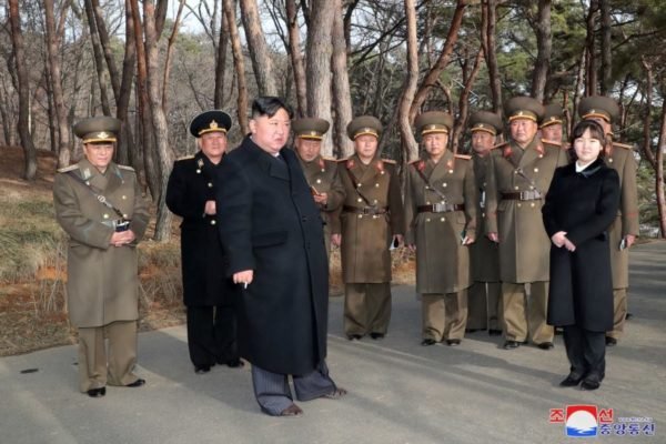 Filha de Kim Jong Un acompanha o pai em novo exercício militar