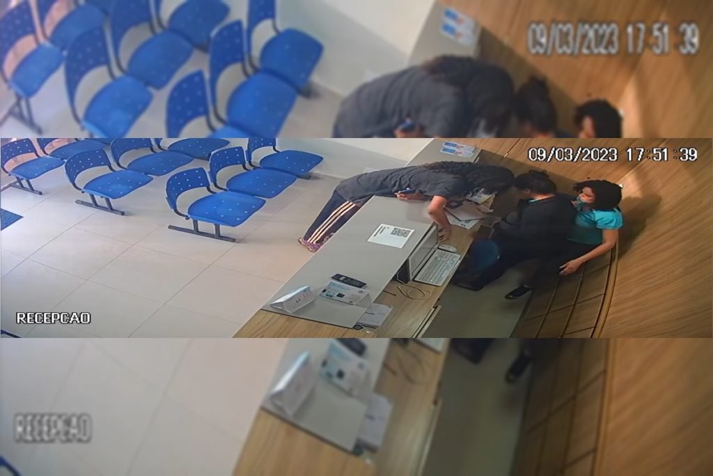 Mulher se apoia contra balcão e pega celular