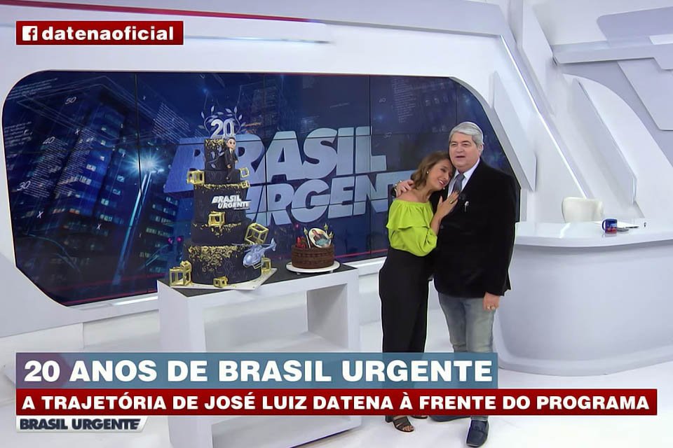 José Luiz Datena ganha bolo de Catia Fonseca pelos 20 anos no Brasil Urgente - Metrópoles
