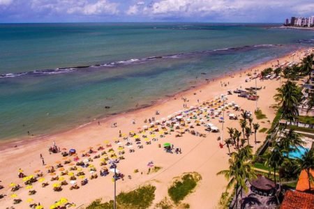 Foto colorida de praia em Pernambuco - Metrópoles