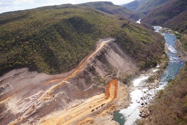 Fotografia colorida de obra de barragem