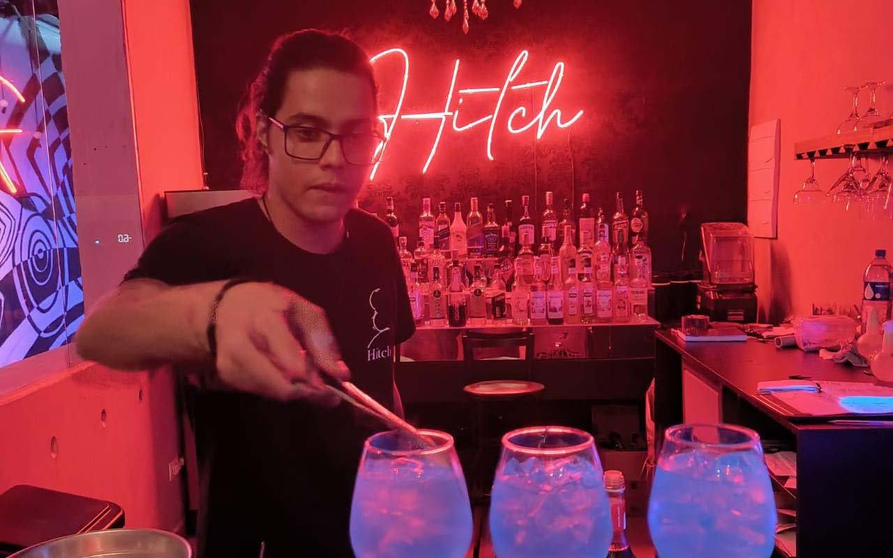 Barman do Hitch Bar em SP