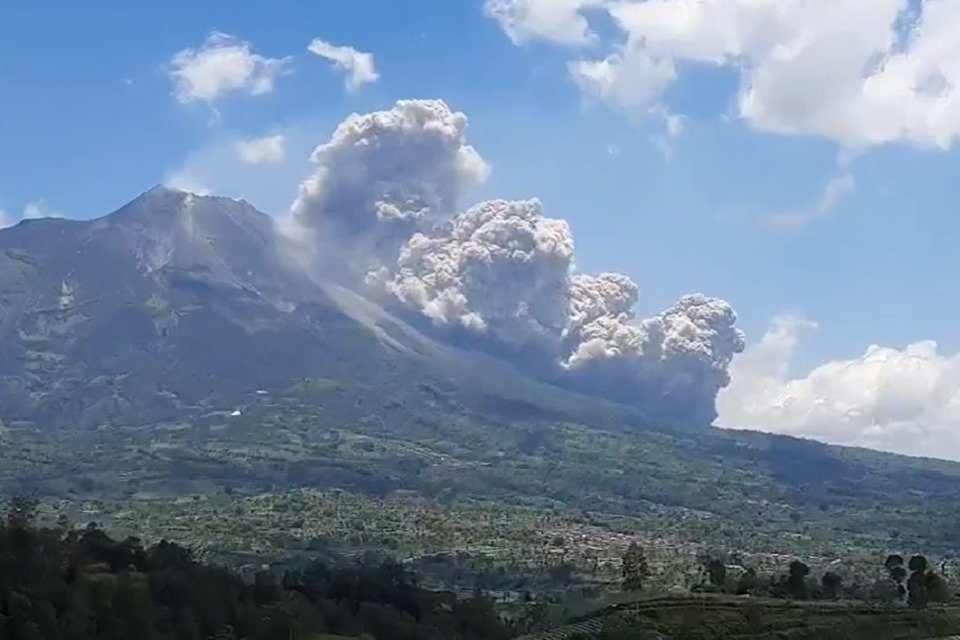 Vídeos: um dos mais ativos do mundo, vulcão indonésio entra em erupção