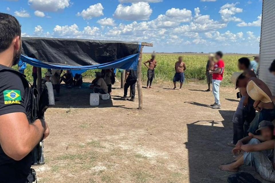 Imagem colorida mostra operação que descobriu pessoas em Condições análogas à escravidão em Uruguaiana - Metrópoles