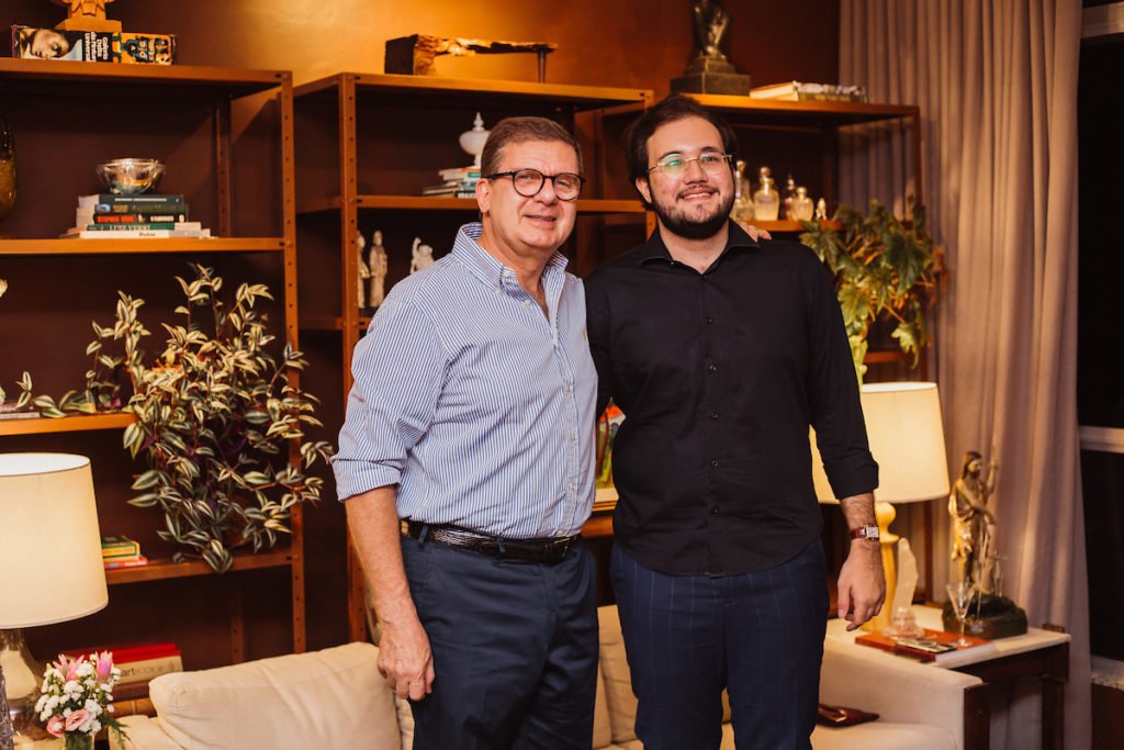 Antonio da Rosa Aversa oferece jantar e recebe amigos na nova casa