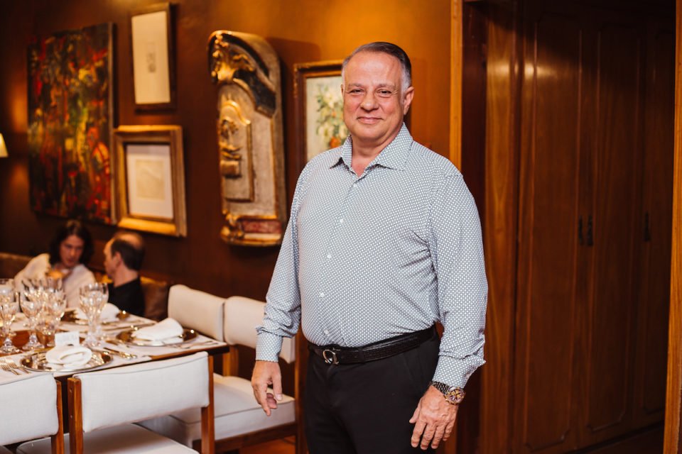 Antonio da Rosa Aversa oferece jantar e recebe amigos na nova casa