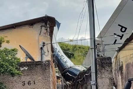 imagem colorida de avião que caiu em casas em belo horizonte