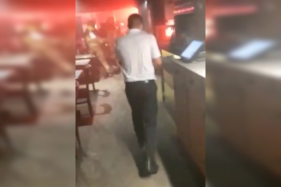 Funcionários ajudam a apagar fogo