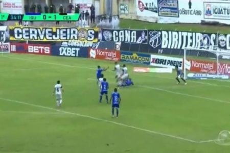 Jogador faz gol deitado no Campeonato Cearense - Metrópoles