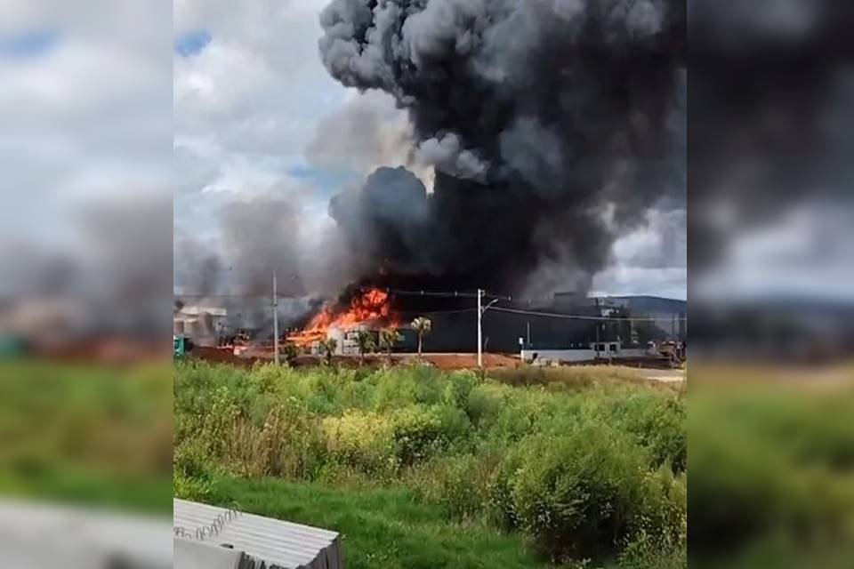 Vídeo: incêndio atinge indústria química e libera fumaça tóxica em