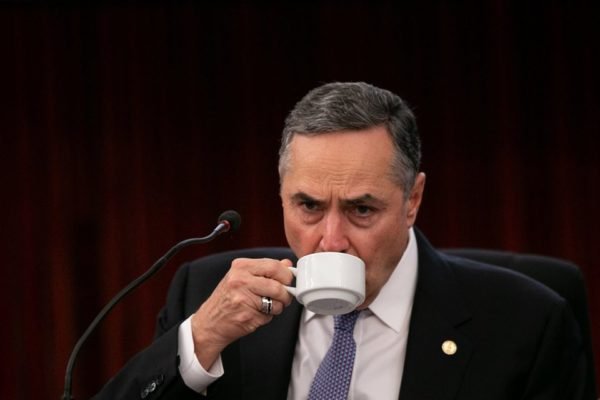 foto colorida de ministro roberto barroso, do stf, tomando café - metrópoles