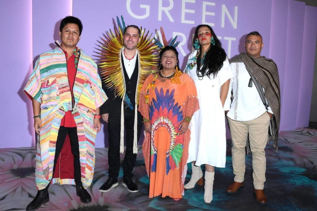 pessoas com roupas indígenas posam lado a lado - metrópoles