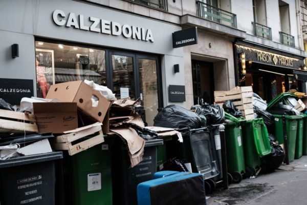 Lixo em Paris reforma da previdência MAcron - Metrópoles
