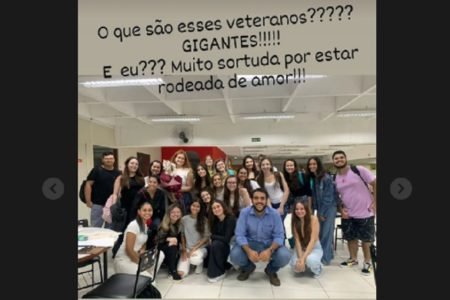Ap&oacute;s sofrer discrimina&ccedil;&atilde;o, estudante de 40 anos recebe flores de colegas |  Metr&oacute;poles