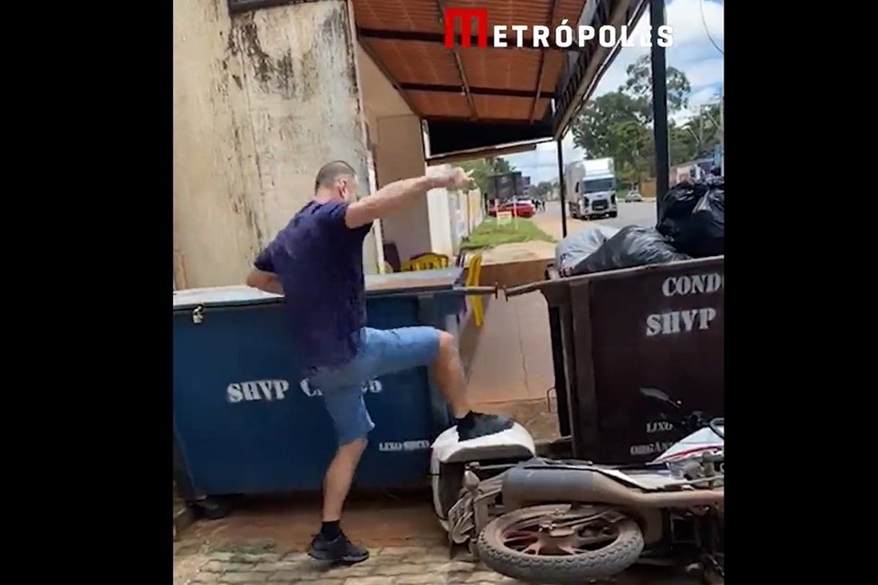 Motoboys protestam após motorista destruir moto de entregador