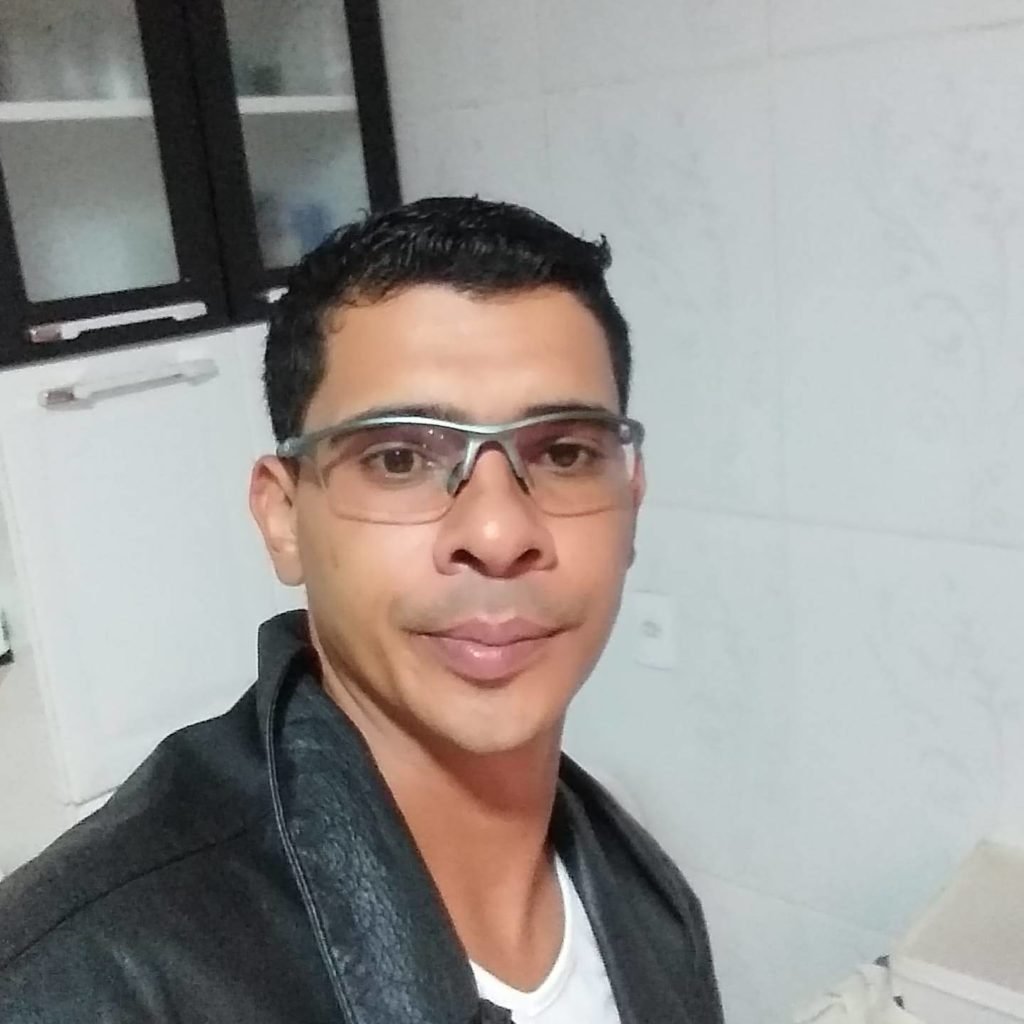 Homem de óculos e jaqueta preta