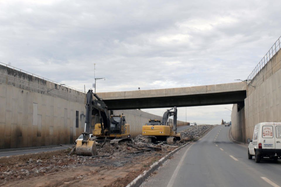 tratores embaixo de viaduto