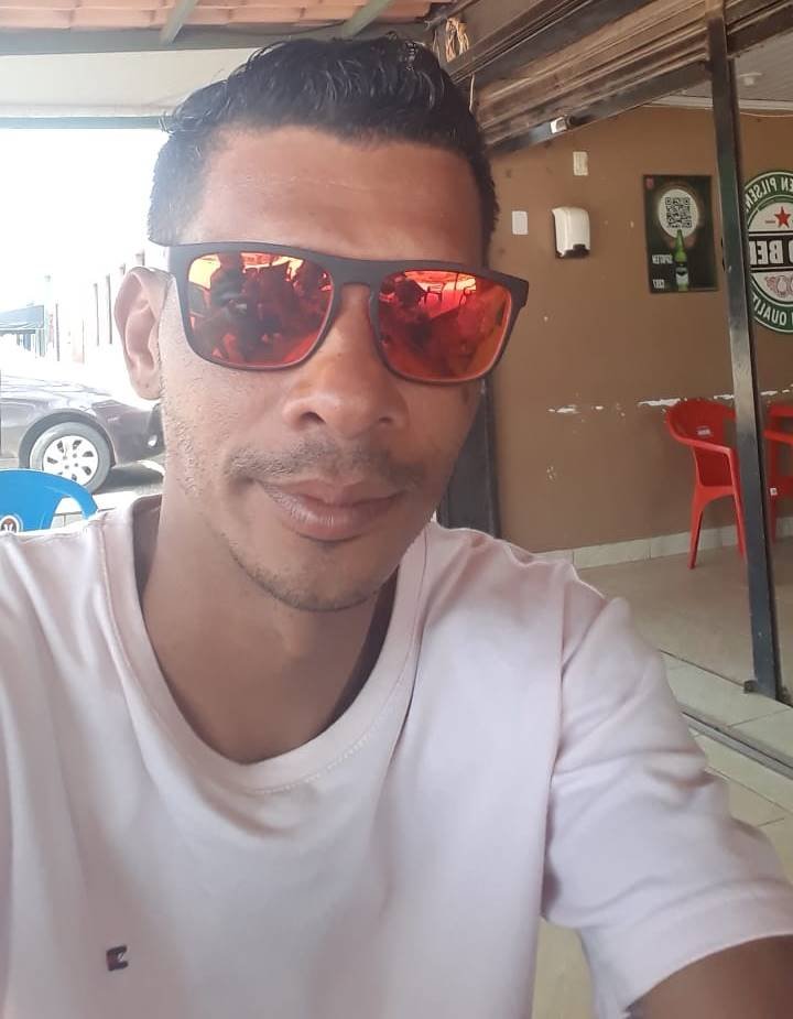 Homem de óculos e camisa branca