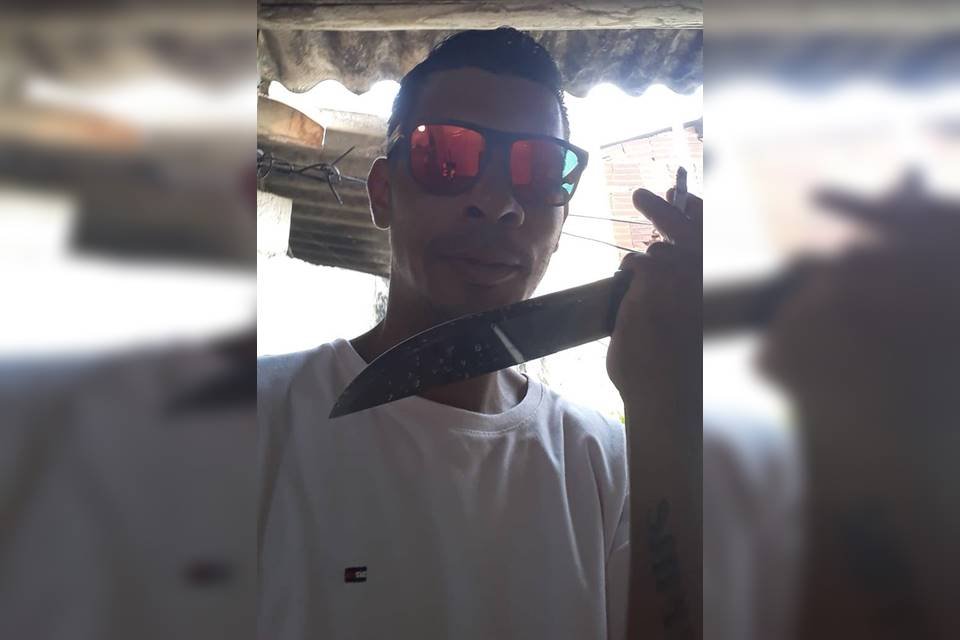 Homem segura faca e cigarro