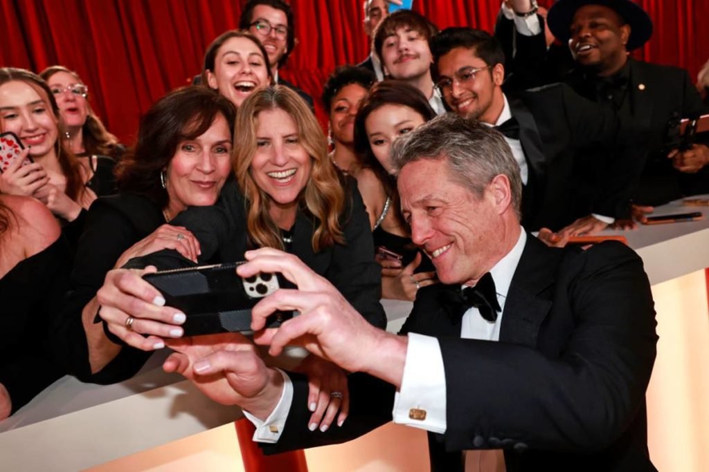 Hugh grant faz selfie com fãs - metrópoles
