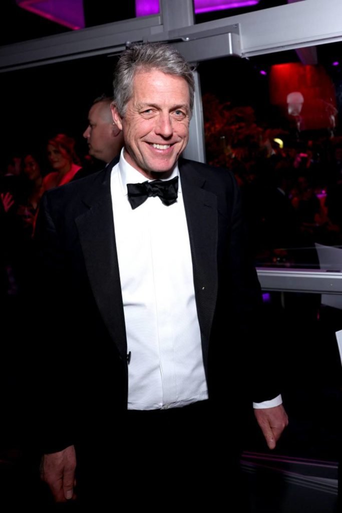 Hugh Grant de terno completo - metrópoles
