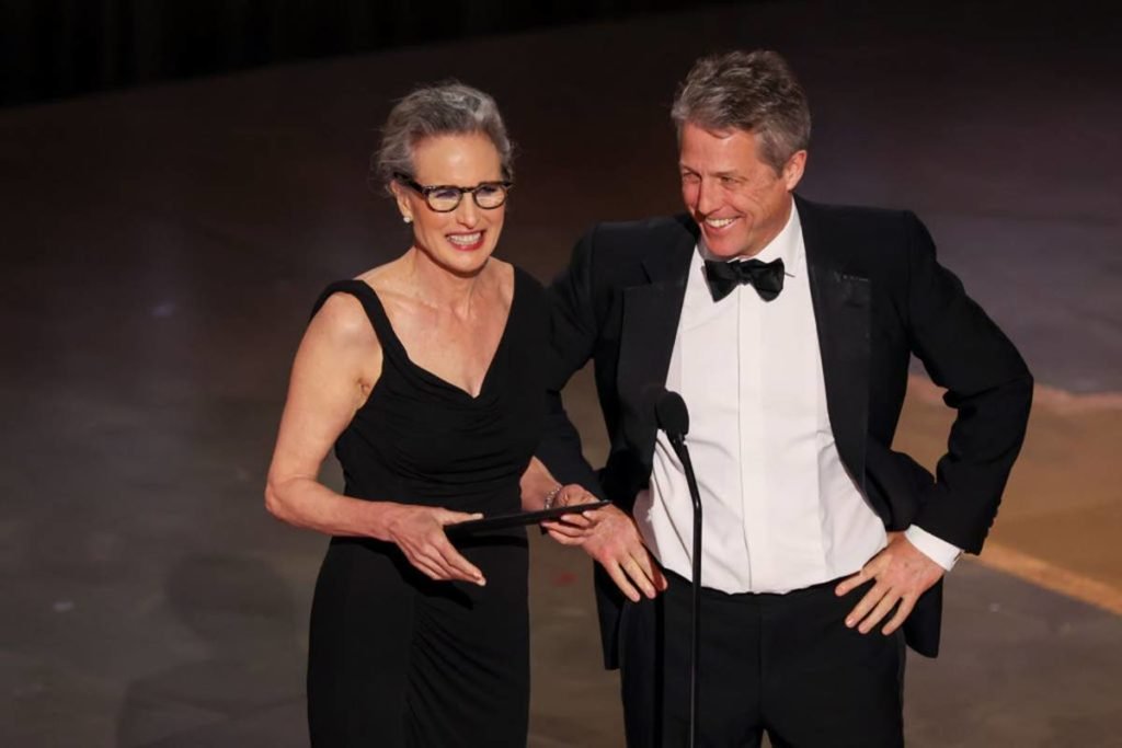 Andie MacDowell e Hugh Grant no palco do Oscar - metrópoles